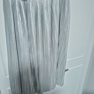 International Concepts silver pleated midi skirt, size Large